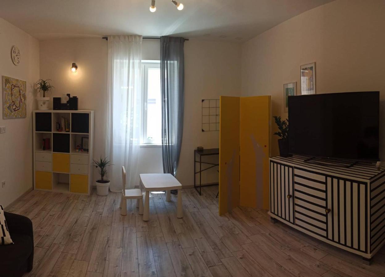 Апартаменти Novoureden Komforni Stan Od 90 M2 S Dvoristem Шибеник Екстер'єр фото
