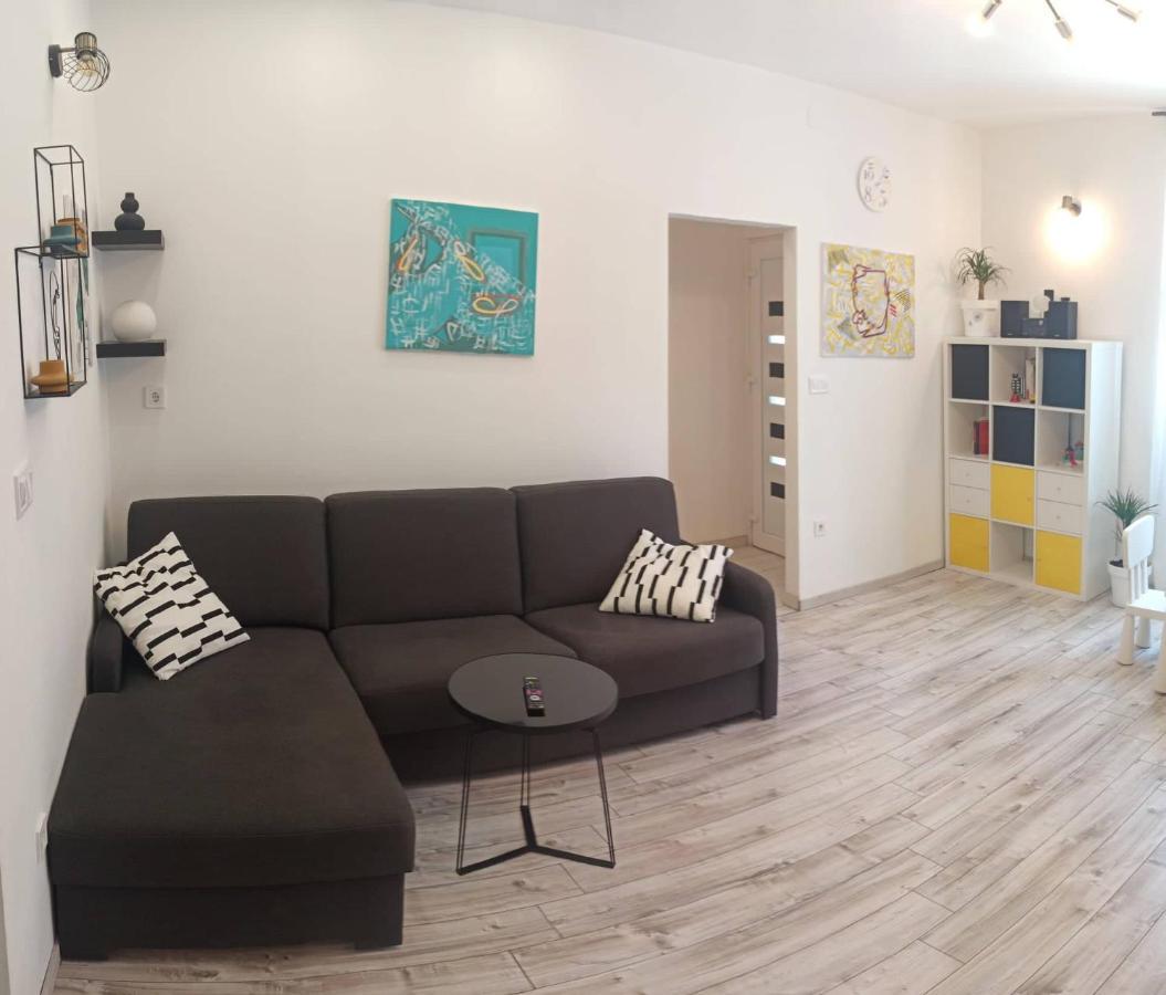 Апартаменти Novoureden Komforni Stan Od 90 M2 S Dvoristem Шибеник Екстер'єр фото