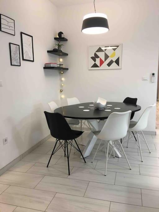 Апартаменти Novoureden Komforni Stan Od 90 M2 S Dvoristem Шибеник Номер фото