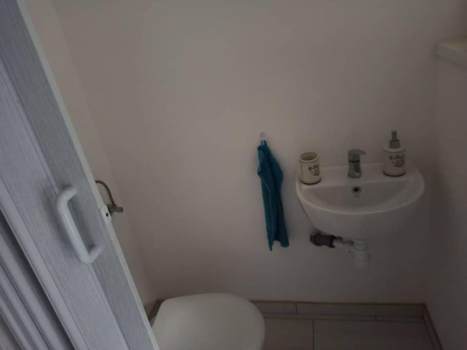 Апартаменти Novoureden Komforni Stan Od 90 M2 S Dvoristem Шибеник Номер фото