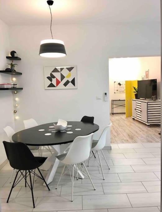 Апартаменти Novoureden Komforni Stan Od 90 M2 S Dvoristem Шибеник Номер фото