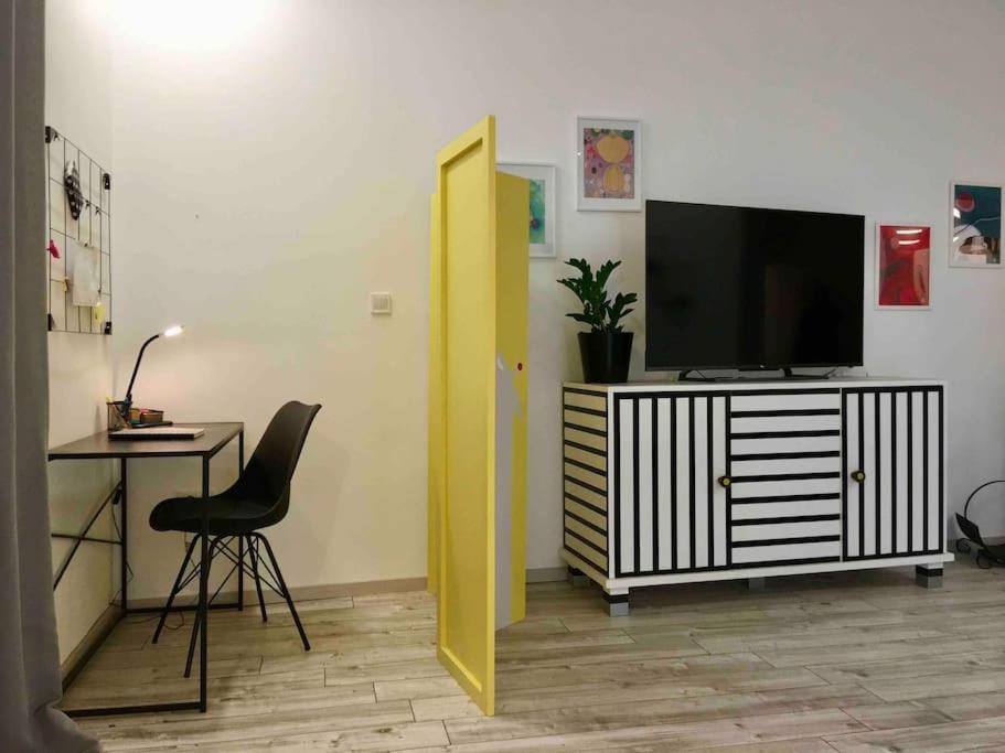 Апартаменти Novoureden Komforni Stan Od 90 M2 S Dvoristem Шибеник Номер фото
