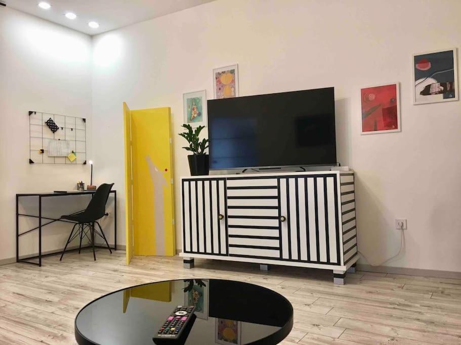 Апартаменти Novoureden Komforni Stan Od 90 M2 S Dvoristem Шибеник Номер фото