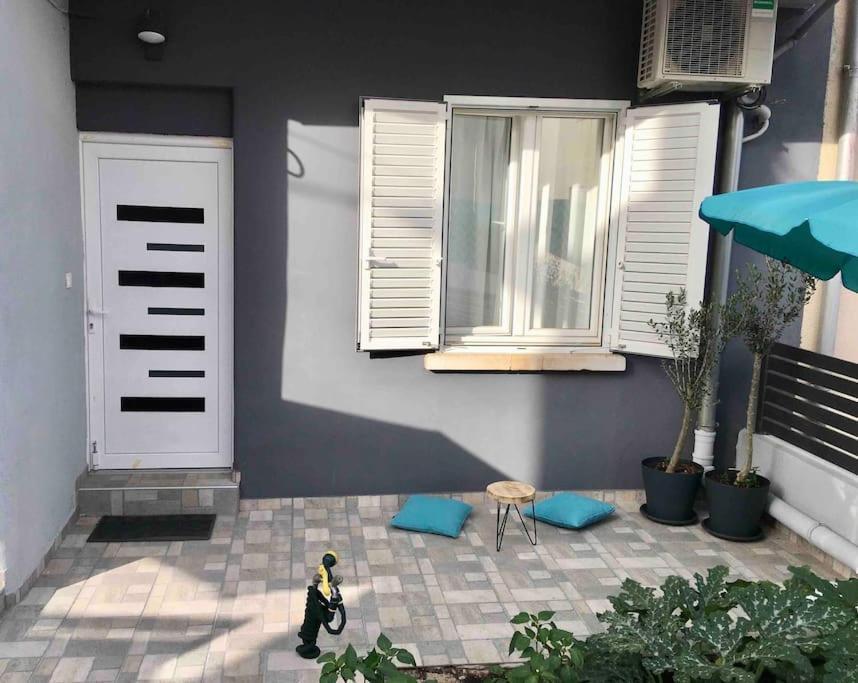 Апартаменти Novoureden Komforni Stan Od 90 M2 S Dvoristem Шибеник Номер фото