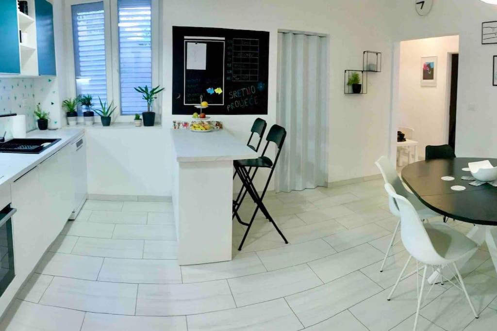 Апартаменти Novoureden Komforni Stan Od 90 M2 S Dvoristem Шибеник Номер фото