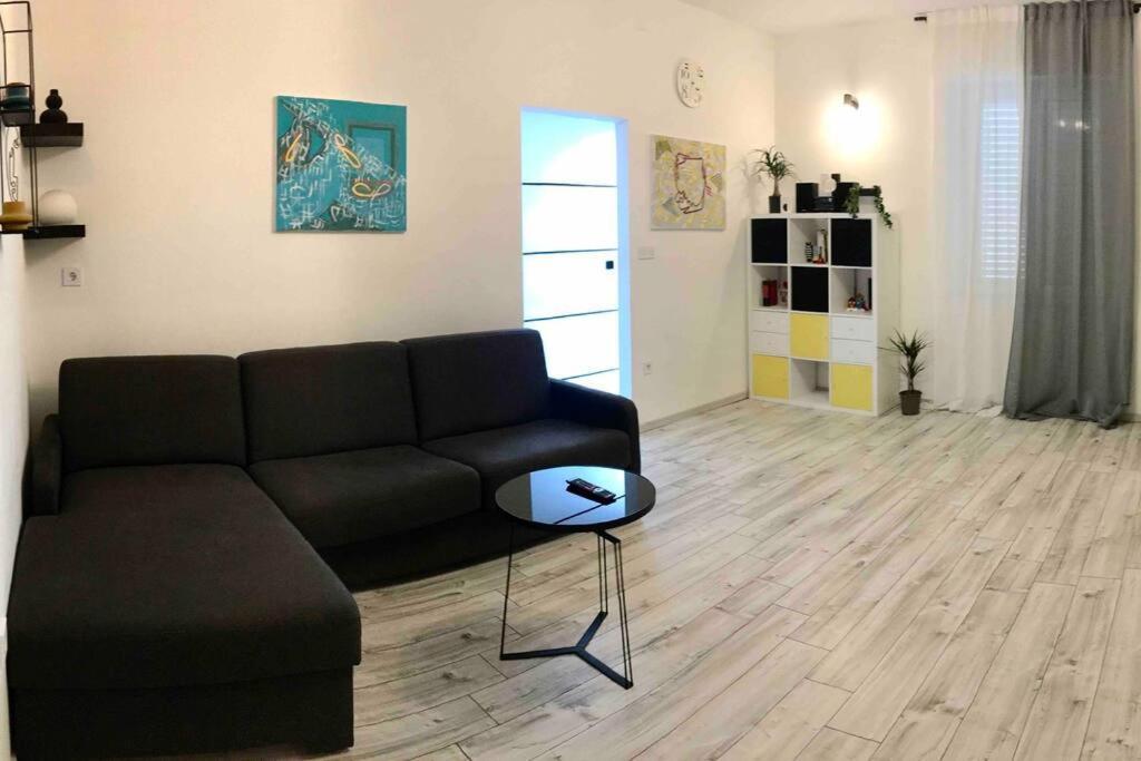 Апартаменти Novoureden Komforni Stan Od 90 M2 S Dvoristem Шибеник Номер фото