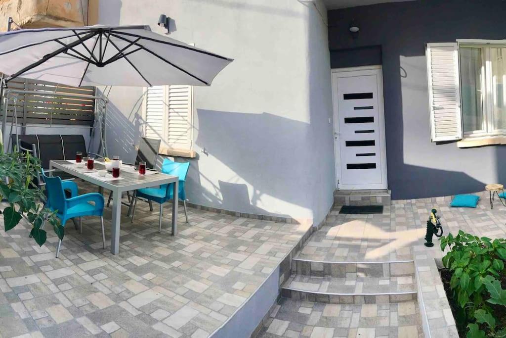 Апартаменти Novoureden Komforni Stan Od 90 M2 S Dvoristem Шибеник Номер фото